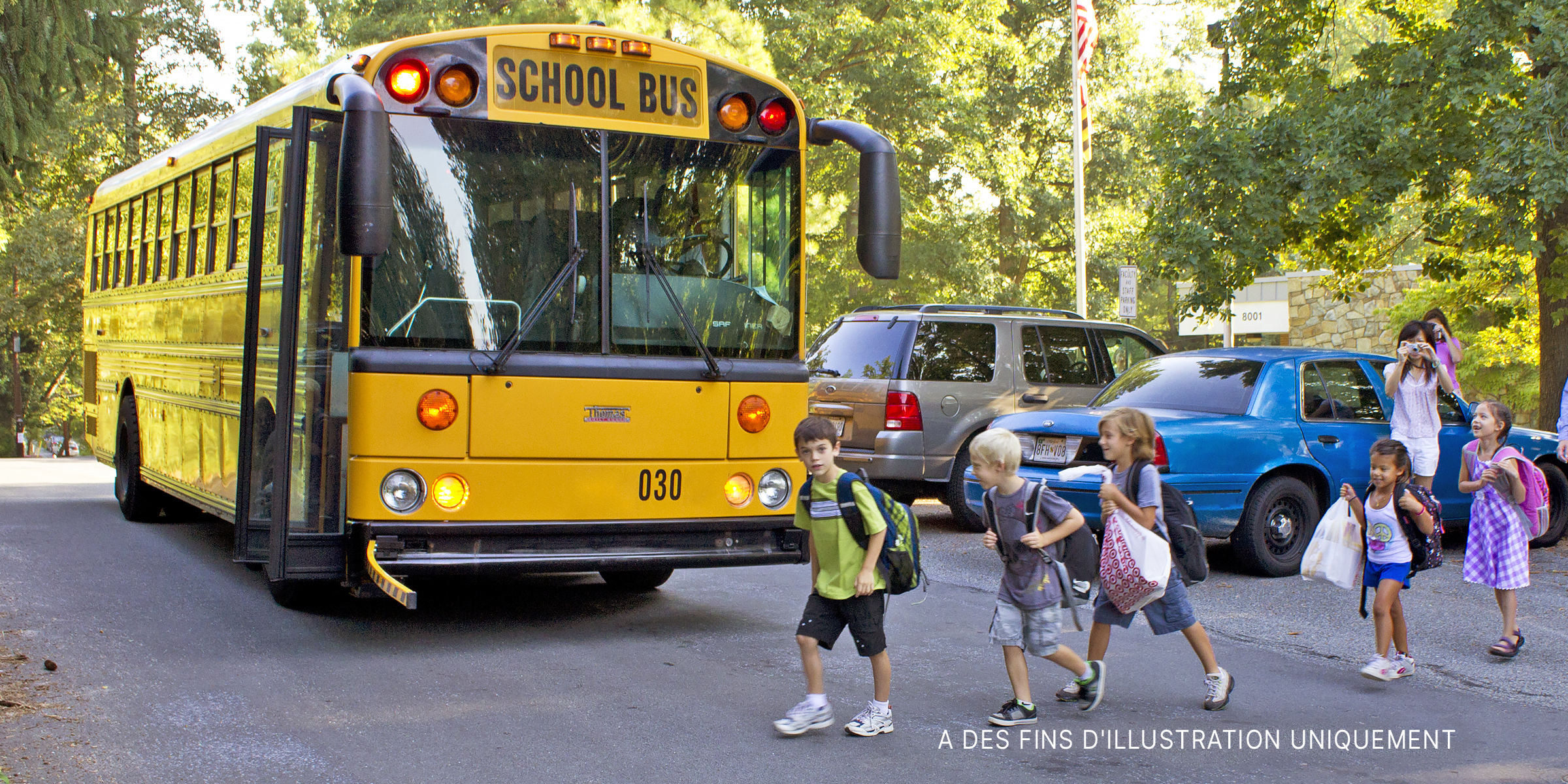 Des enfants marchant vers le bus scolaire. | Source : Flickr / woodleywonderworks (CC BY 2.0)