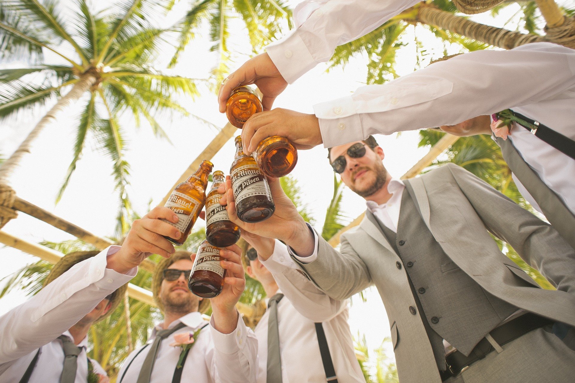 Men clinking beer bottles together. | Source: Pexels/Pixabay