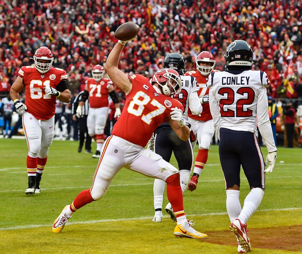 Kansas City Chiefs tight end Travis Kelce spikes the ball after scoring his first touchdown of the second quarter against the Houston Texans Sunday, Jan. 12, 2020 | Photo: Getty Images