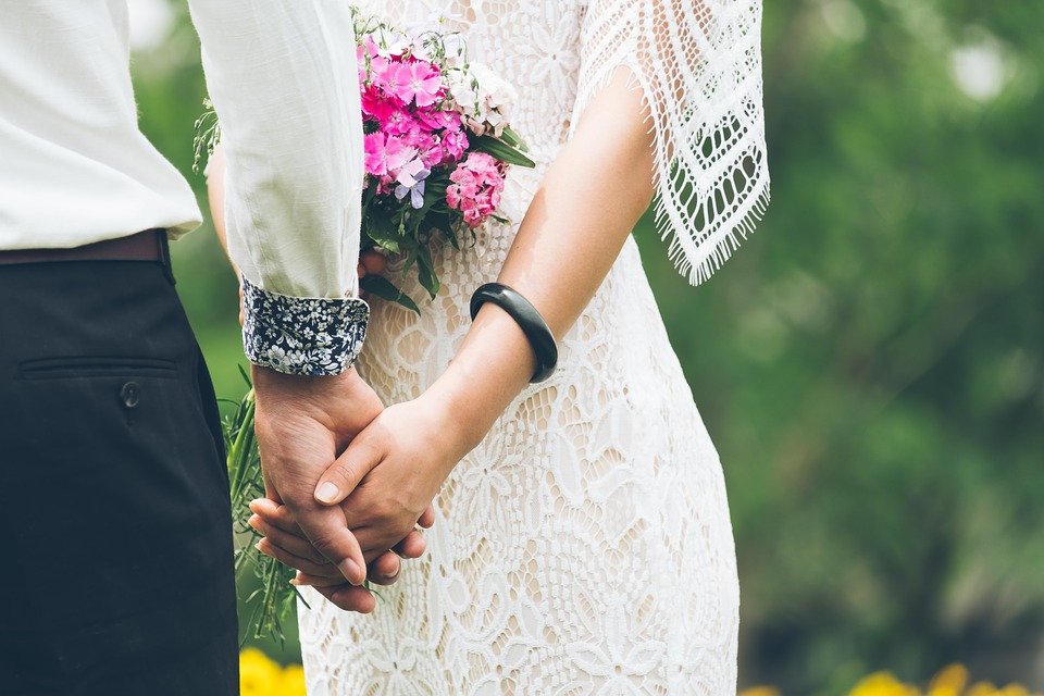 Novios tomados de la mano | Foto: Pixabay