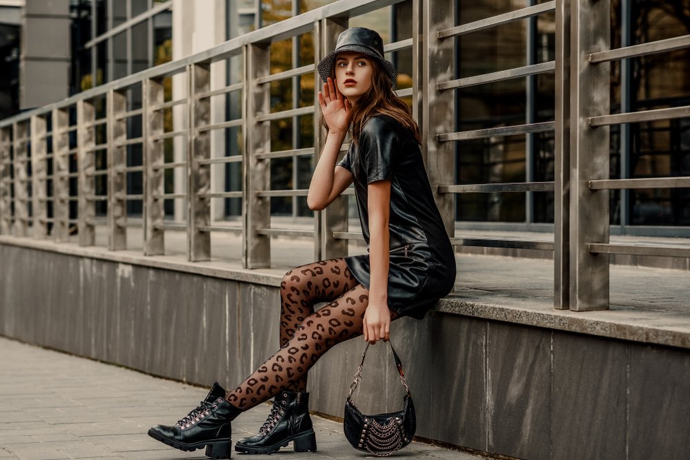 Chica con un vestido corto y medias negras estampadas transparentes. | Foto: Shutterstock