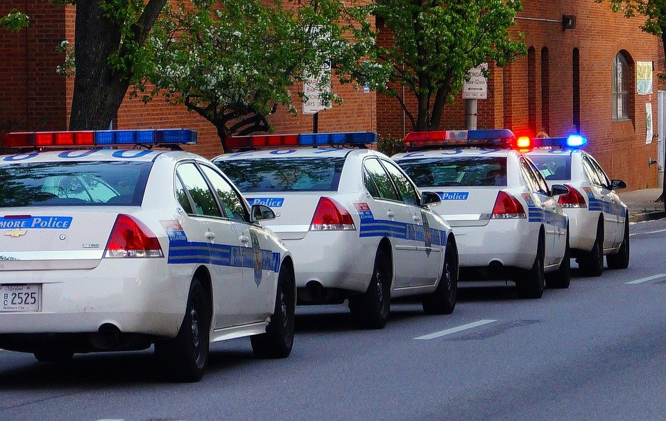 Voiture de policier alignée dans la rue | Photo : Pixabay