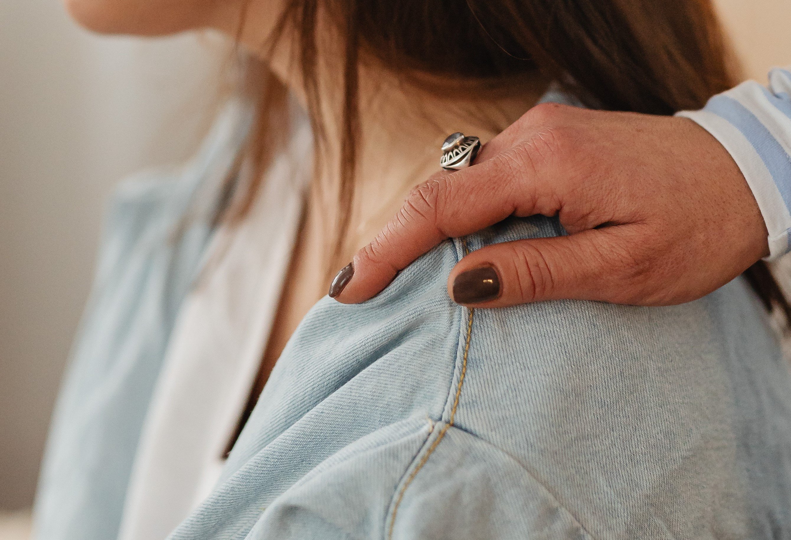 A stranger taps the OP's shoulder | Photo: Pexels