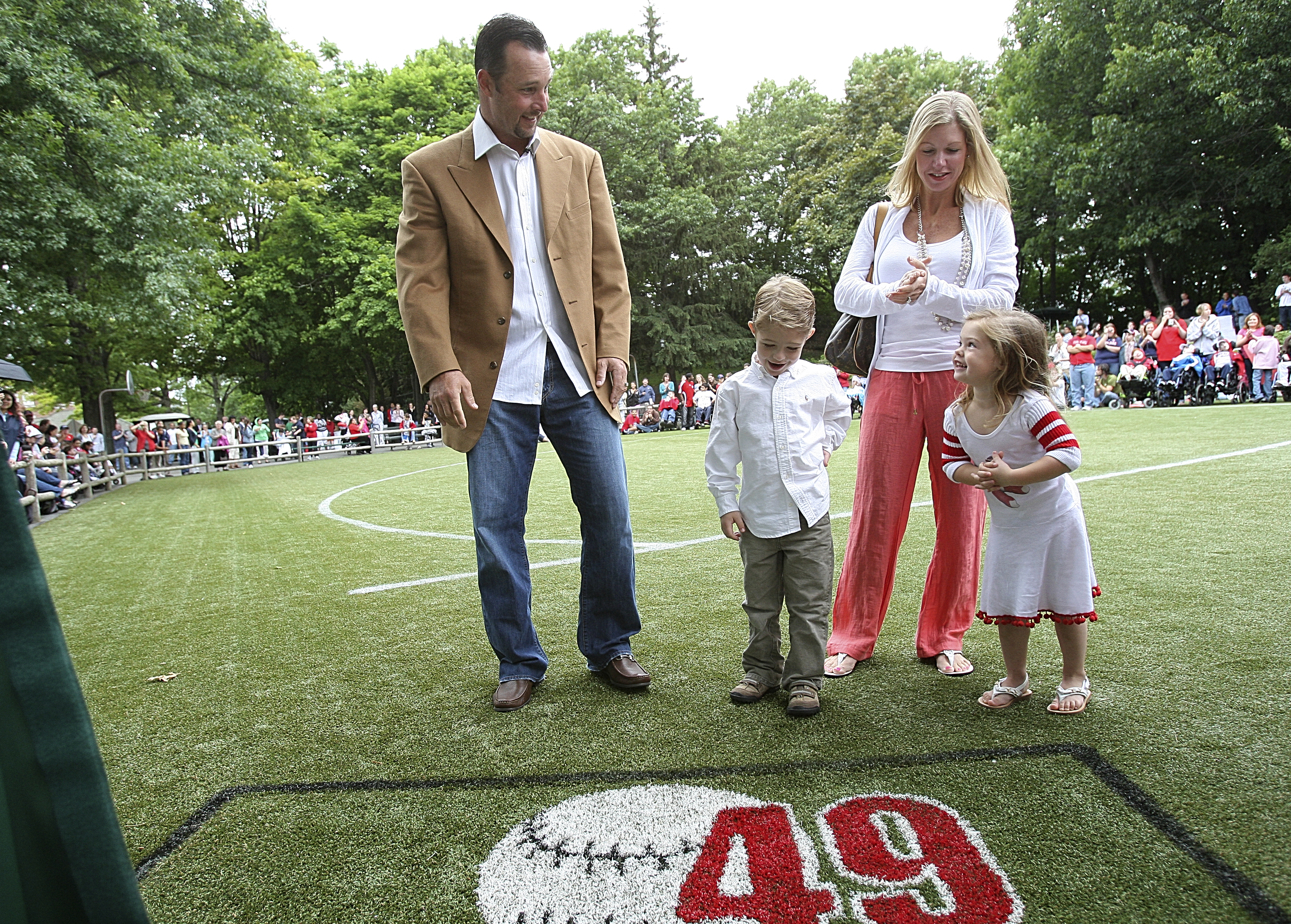 Tim, Trevor, Stacy, and Brianna Wakefield at Tim's field dedication by Franciscan Hospital in Brighton, Massachusetts | Source: Getty Images
