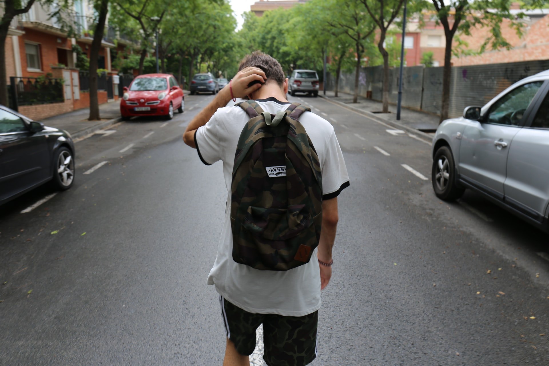 Joven con mochila camina por una calle. | Foto: Unsplash