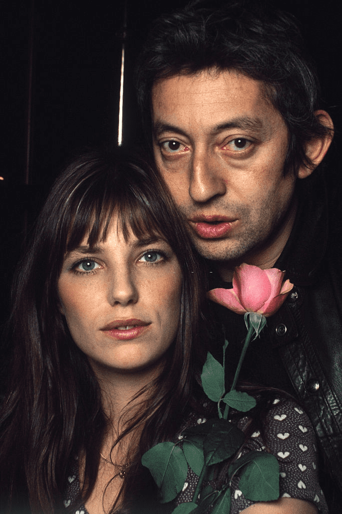 Le chanteur et compositeur Français Serge Gainsbourg avec sa compagne, la chanteuse et actrice Jane Birkin, chez lui à Paris, en mai 1972. | Photo : Getty Images