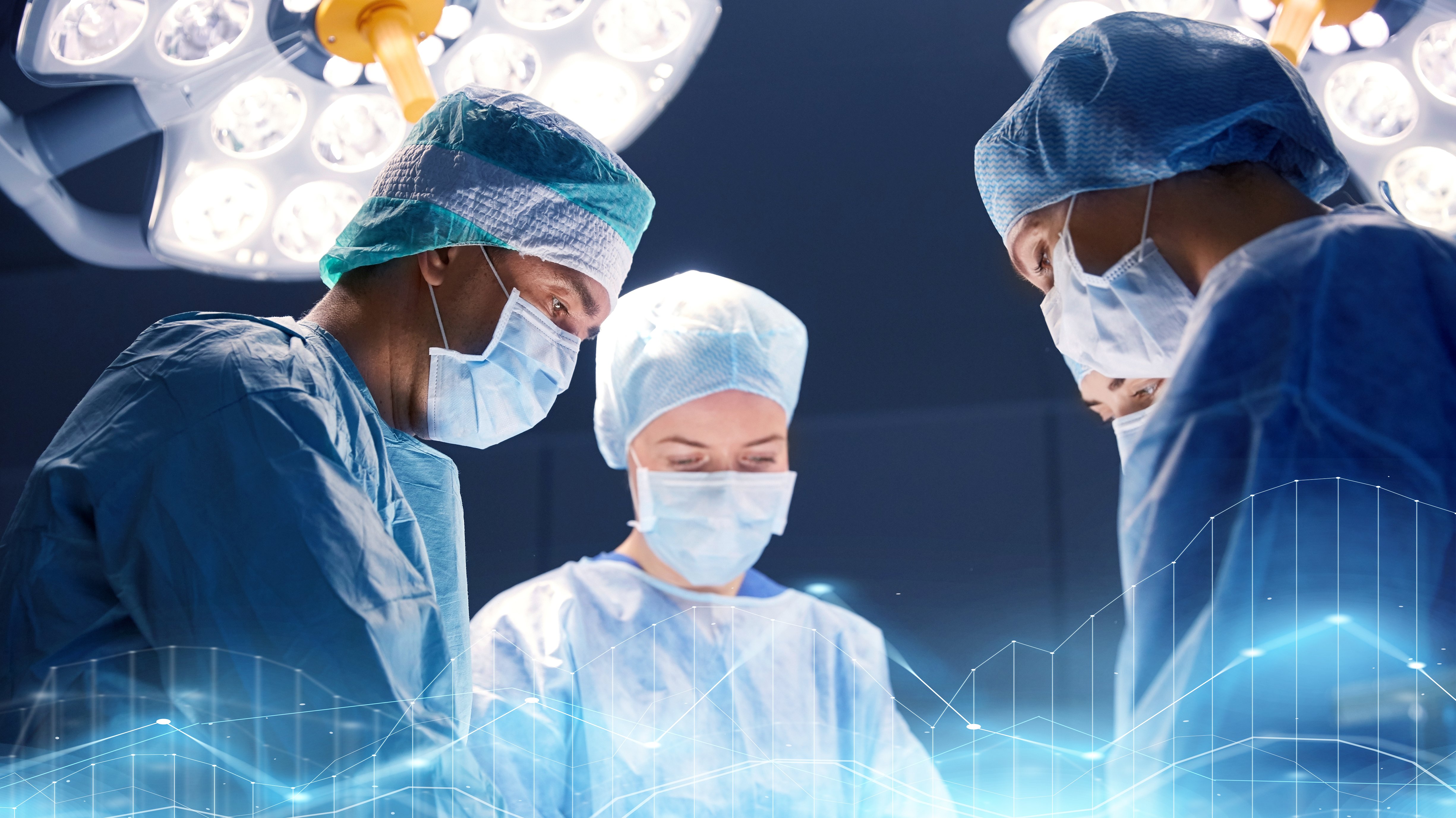 Gruppe von Chirurgen bei der Operation im Operationssaal des Krankenhauses | Quelle: Shutterstock