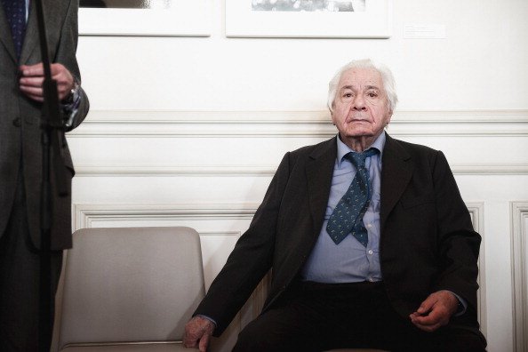 Michel Galabru reçoit la Médaille De Vermeil à la Mairie de Paris le 6 décembre 2011 à Paris. | Photo : Getty Images