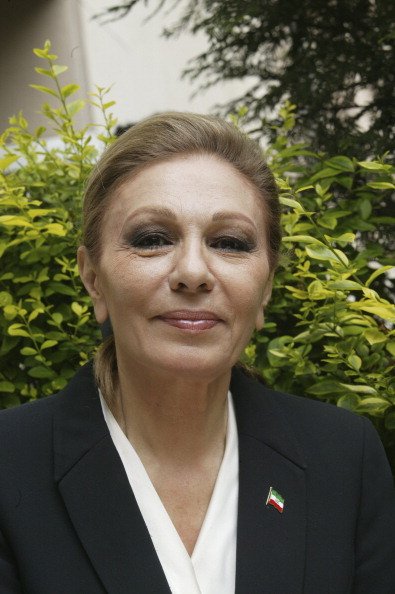 Farah Pahlavi au cimetière de Passy, à Paris, France, le 12 juin 2004. | Photo : Getty Images Farah Pahlavi au cimetière de Passy, à Paris, France, le 12 juin 2004. | Photo : Getty Images