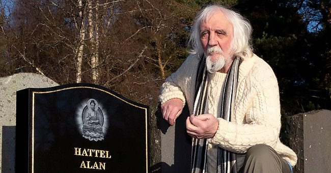 Scottish man, Alan Hattel posing with his gravestone | Source: Twitter.com/teledos_tcs