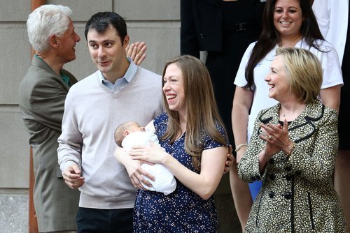 Chelsea Clinton with son Aidan, Marc Mezvinsky, Bill Clinton and Hillary Clinton leave the Lenox Hill Hospital on June, 2016 in New York City.| Photo: GettyImages