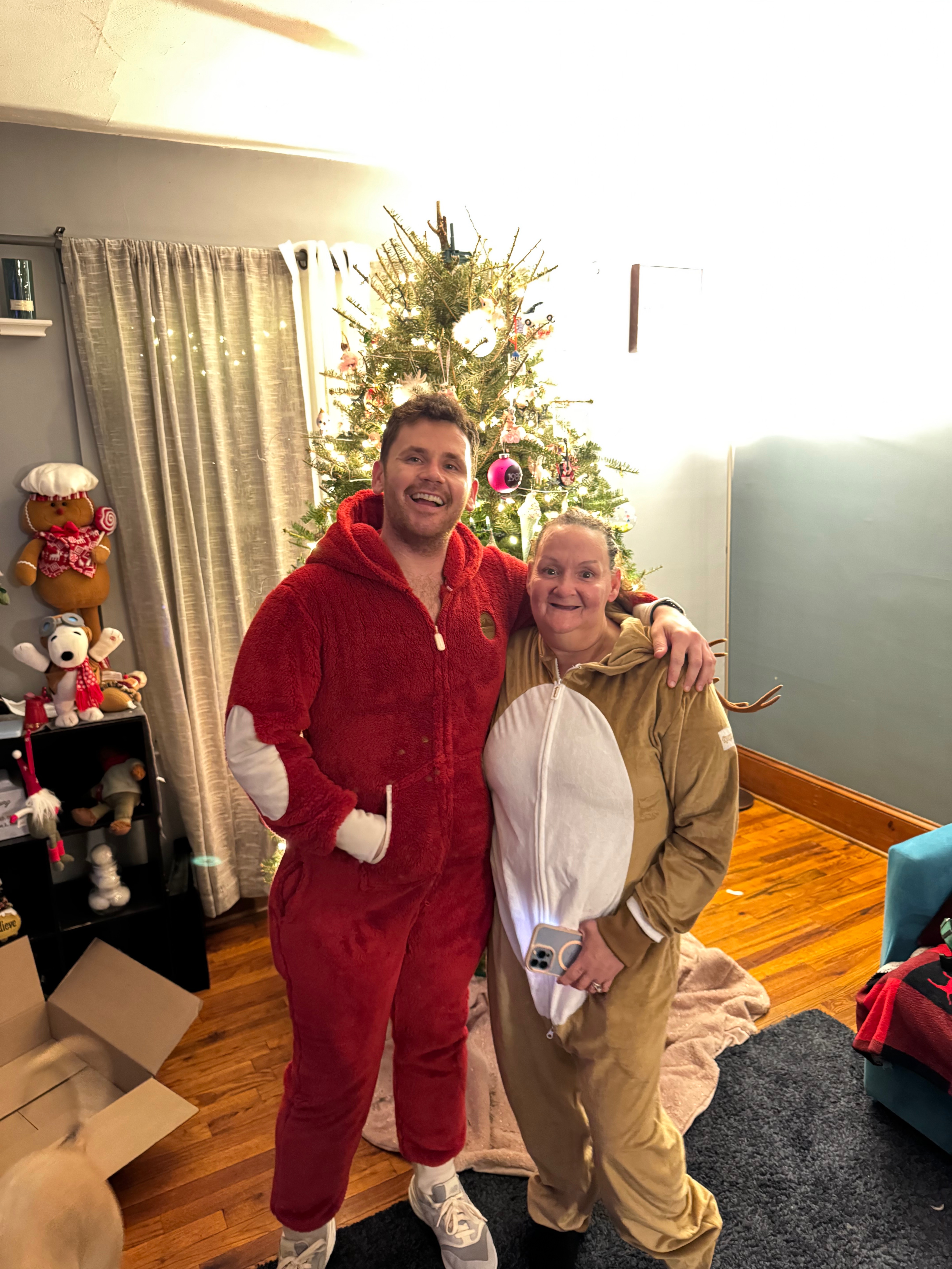 A photo of Brandon O'Brien with a loved one. | Source: GoFundMe