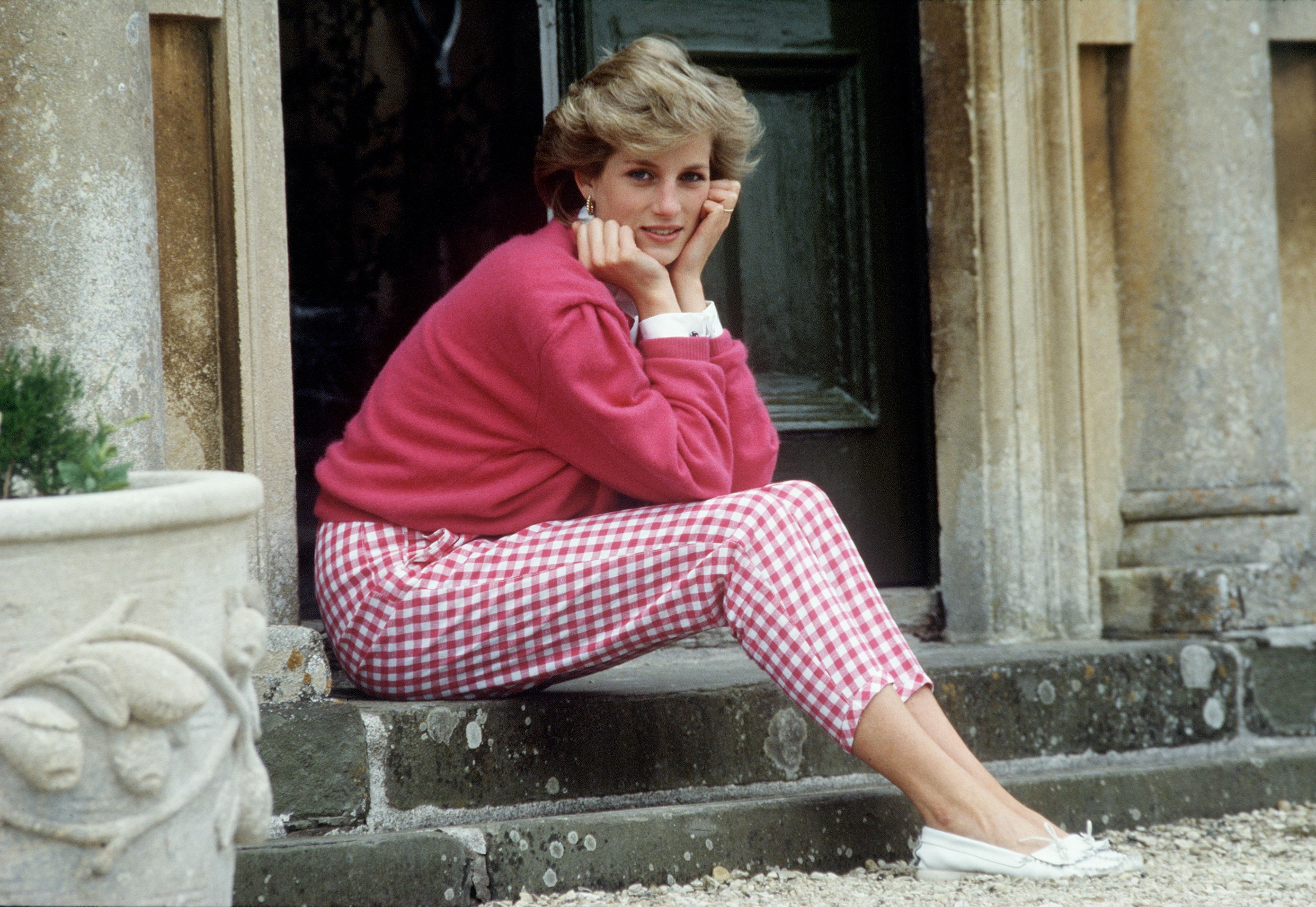 Diana, Prinzessin von Wales (1961 - 1997) sitzt auf einer Stufe ihres Hauses, Highgrove House, in Doughton, Gloucestershire, 18. Juli 1986. (Foto von Tim Graham Photo Library) | Quelle: Getty Images