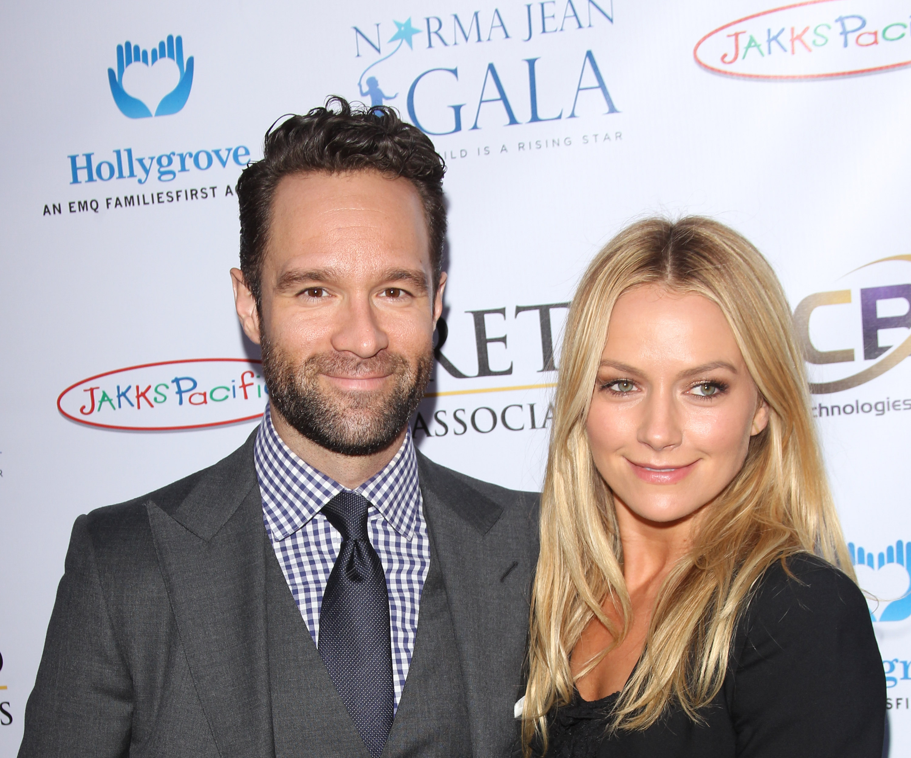 Chris Diamantopoulos and Becki Newton at Taglyan Cultural Complex on March 18, 2015, in Hollywood, California. | Source: Getty Images