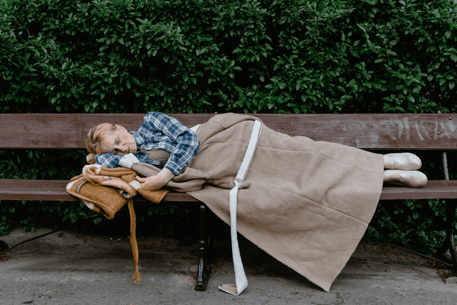 Ich sah einen Mann auf der Bank schlafen und erkannte ihn. | Quelle: Pexels