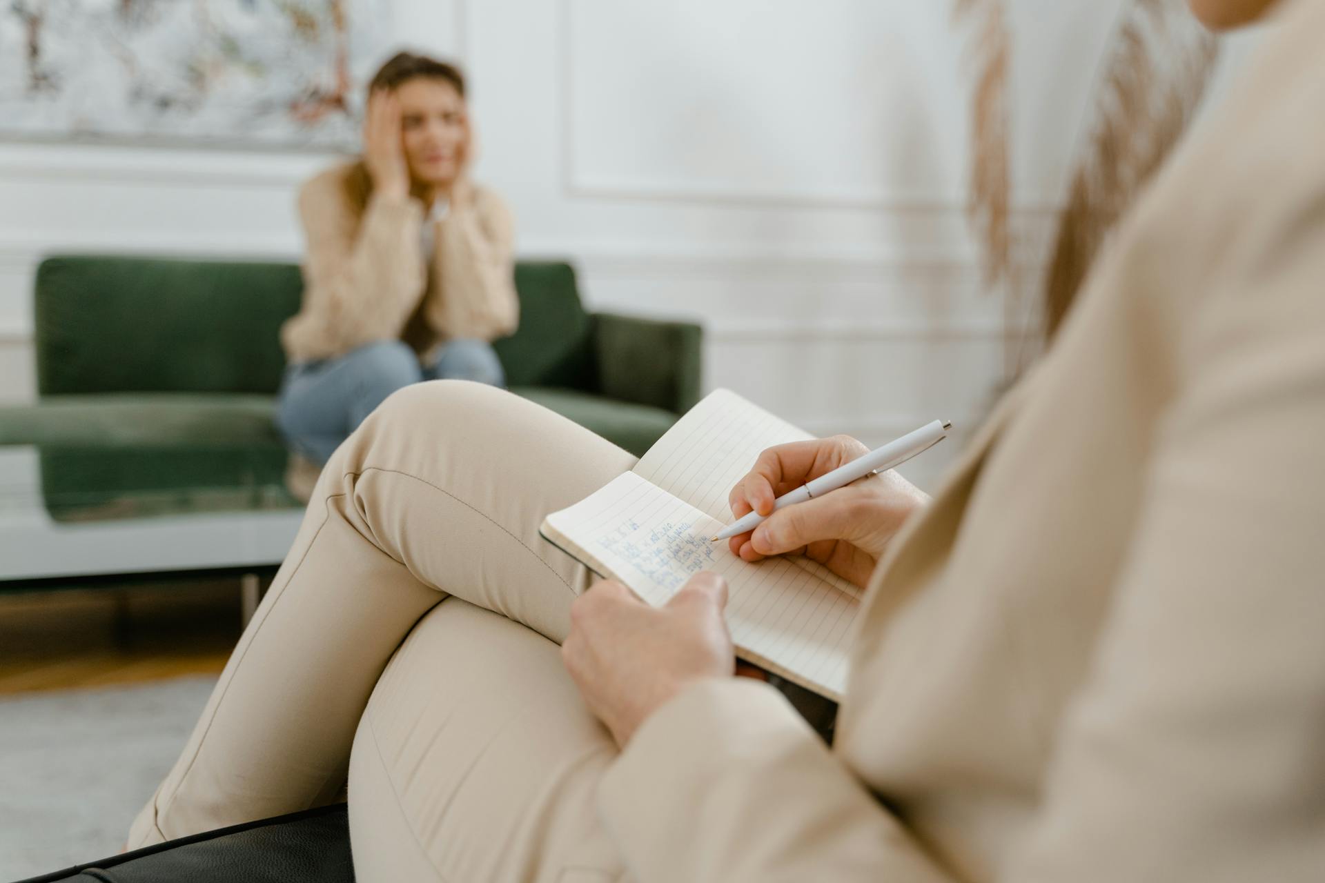 A therapist taking notes | Source: Pexels