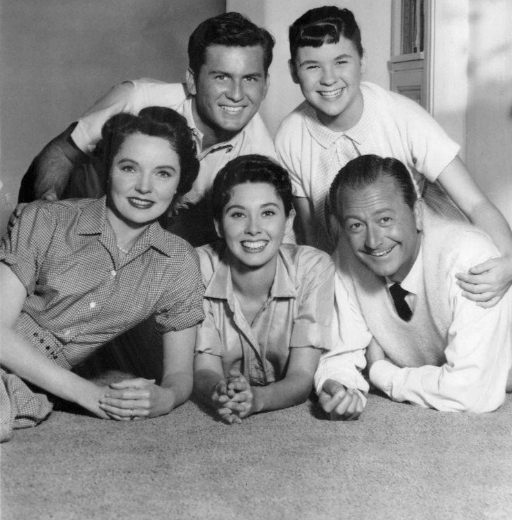 Photo of the cast of " Father Knows Best." Top, from left: Billy Gray, Lauren Chapin. Bottom, from left: Jane Wyatt, Elinor Donahue, Robert Young. | Source: Wikimedia Commons.
