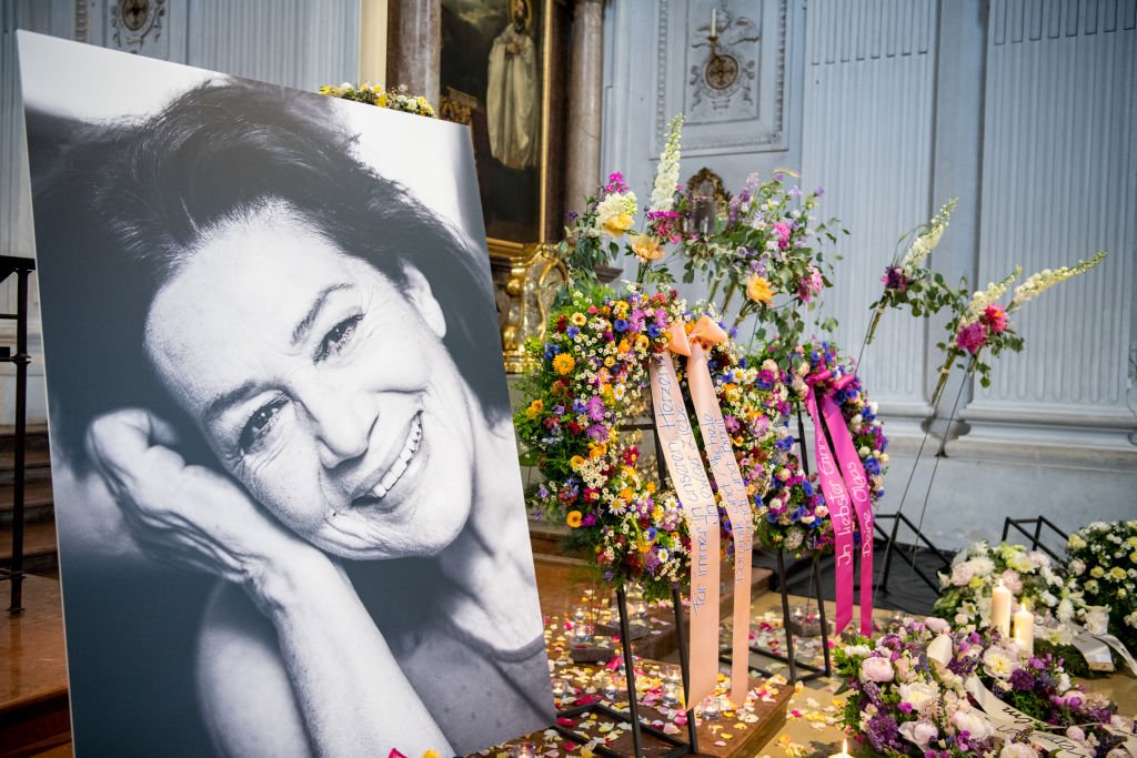 Ein Bild von Hannelore Elsner ist während der Trauerfeier für die deutsche Schauspielerin (26. Juli 1942 - 21. April 2019) am 31. Mai 2019 in München zu sehen. (Foto von Marc Mueller) | Quelle: Getty Images für Constantin Film