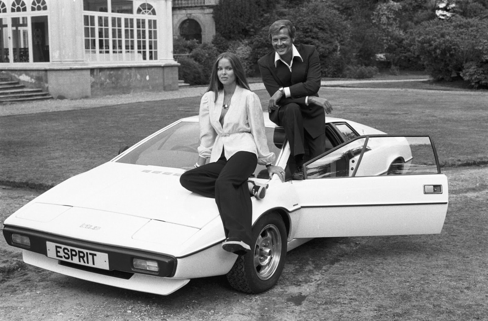 Roger Moore and Barbara Bach in 1976. | Source: Getty Images