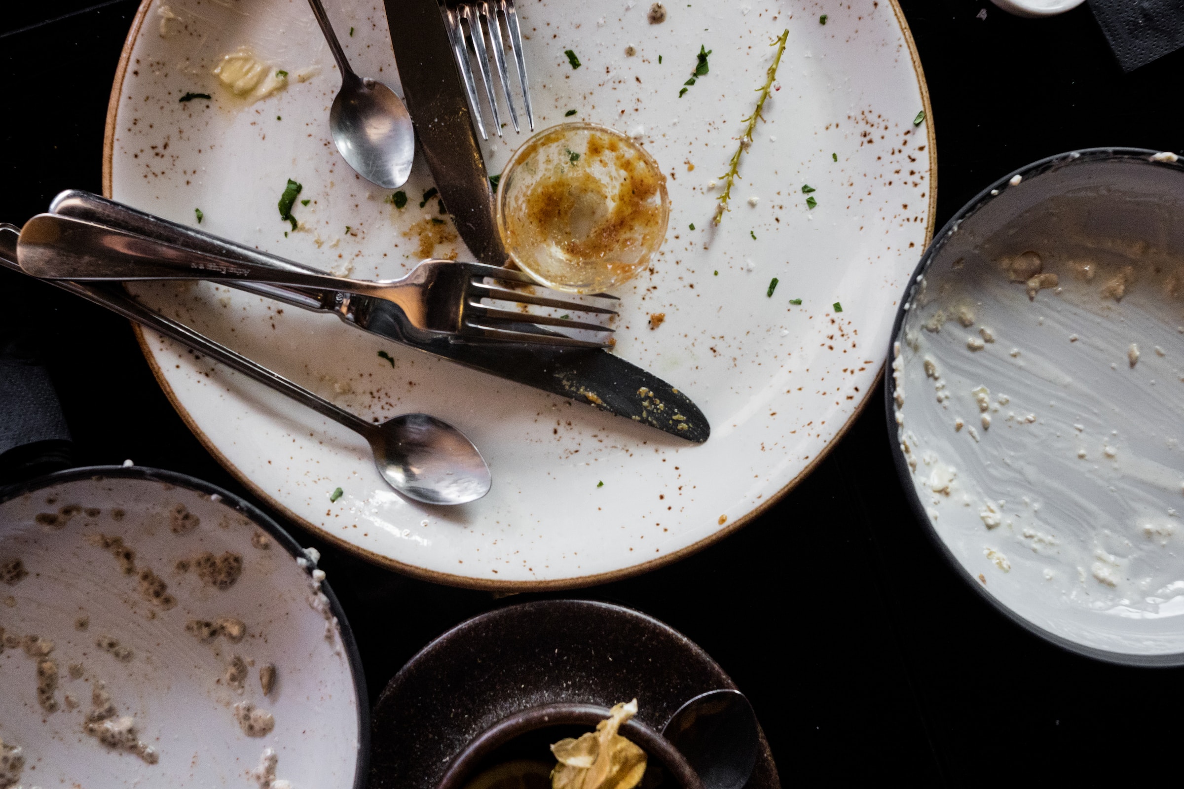 Dirty and empty dishes at restaurant | Source: Unsplash