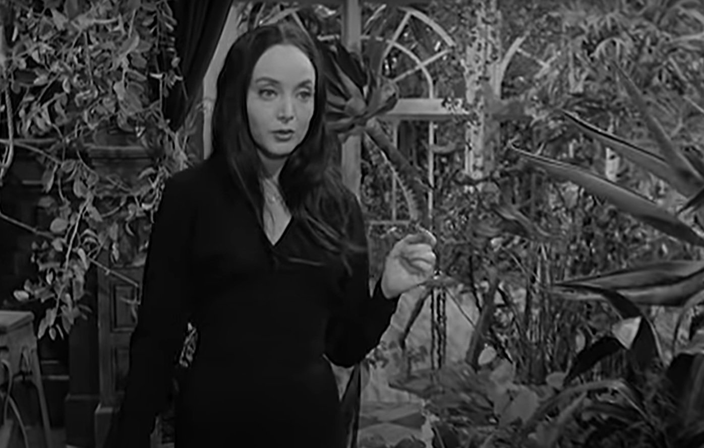 Morticia Addams de "Los Locos Addams". | Foto: YouTube/MGM Morticia Addams de "Los Locos Addams". | Foto: YouTube/MGM