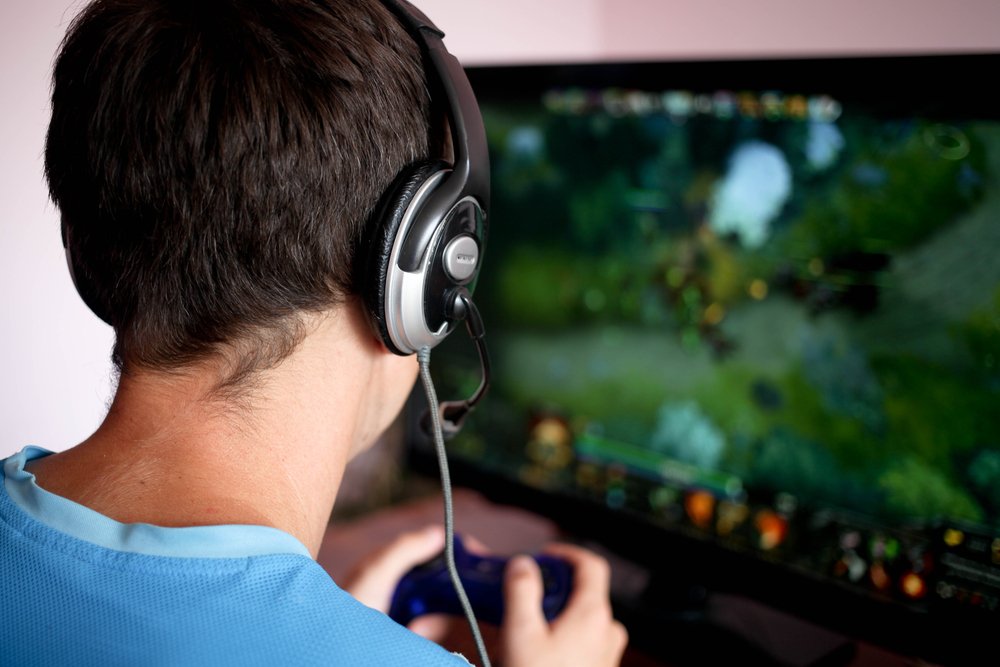 Niño jugando videojuegos. | Foto: Shutterstock.