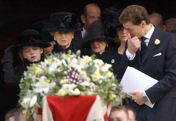 Princess Alexandra (L) follows the coffin of her husband Sir Angus Ogilvy with their daughter Marina (3rd R) and son James (R) after his funeral held in St Georges Chapel of Winmdsor Castle on January 5, 200,5 in Windsor, England. | Source: Getty Images.