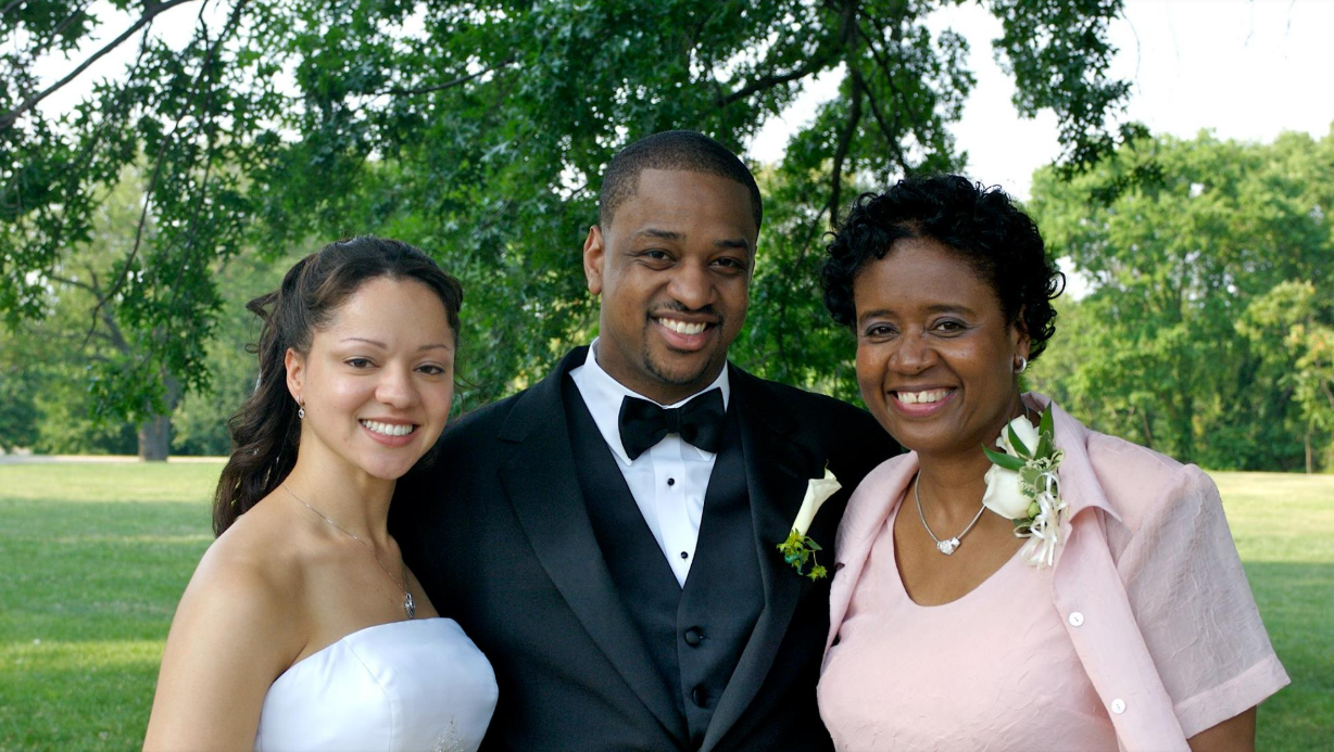 Justin and Cerina Fairfax pose with a family member during their wedding celebration in June 2006 | Source: Facebook/justin.fairfax.2025