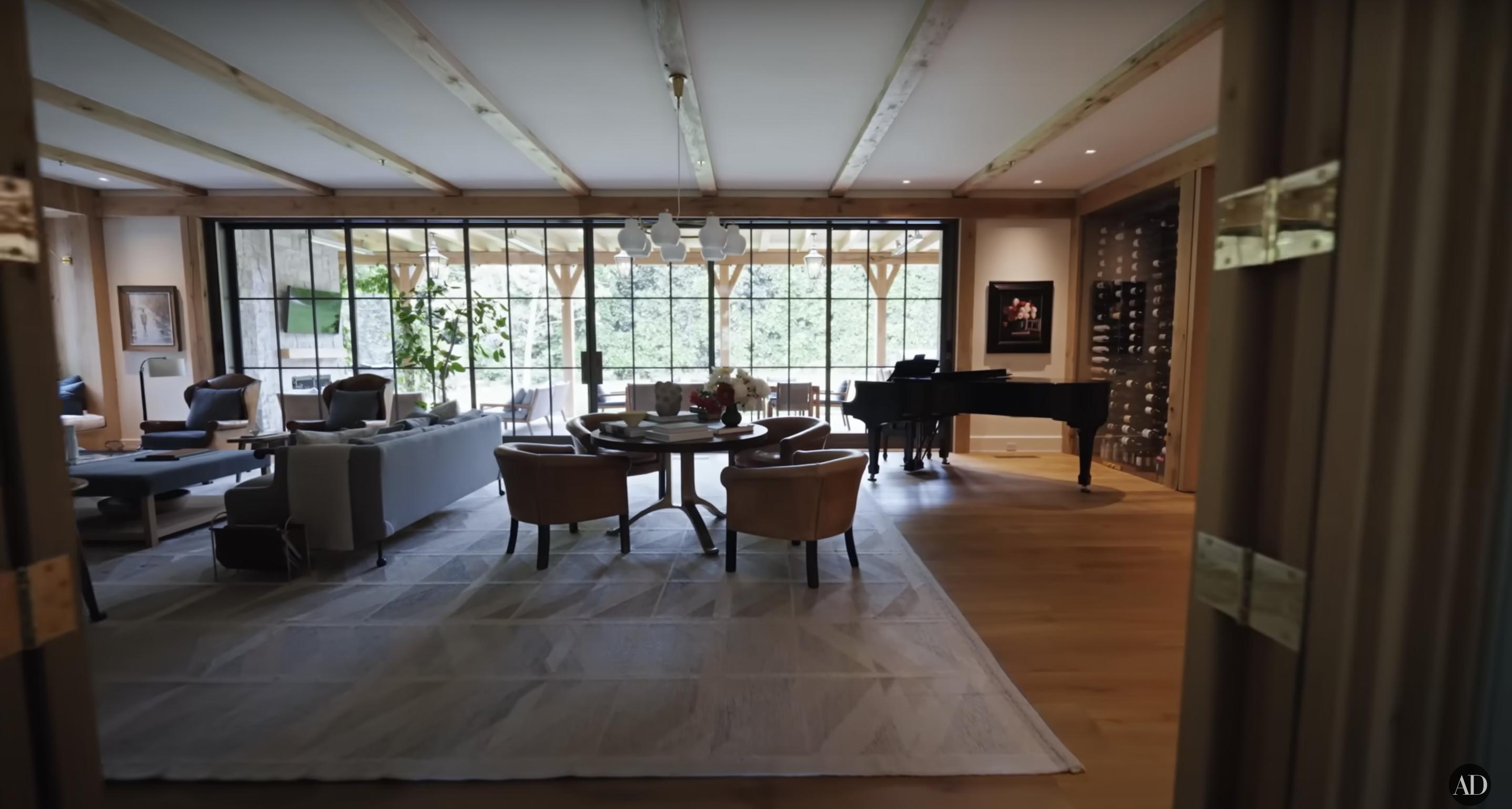 Jennifer Garner's living room in her Los Angeles farm-styled house, dated September 3, 2024 | Source: YouTube/@Archdigest