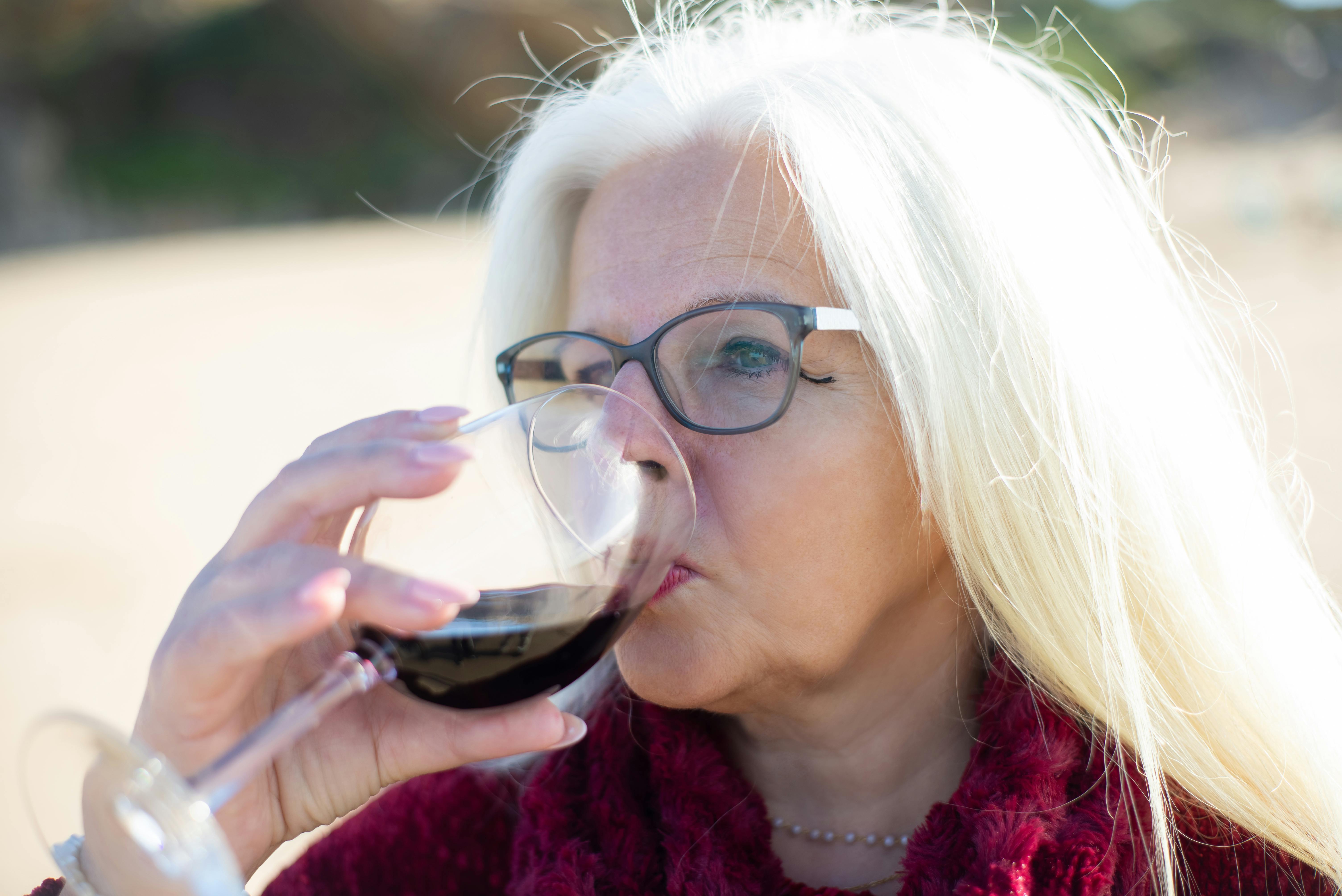 A woman drinking wine | Source: Pexels