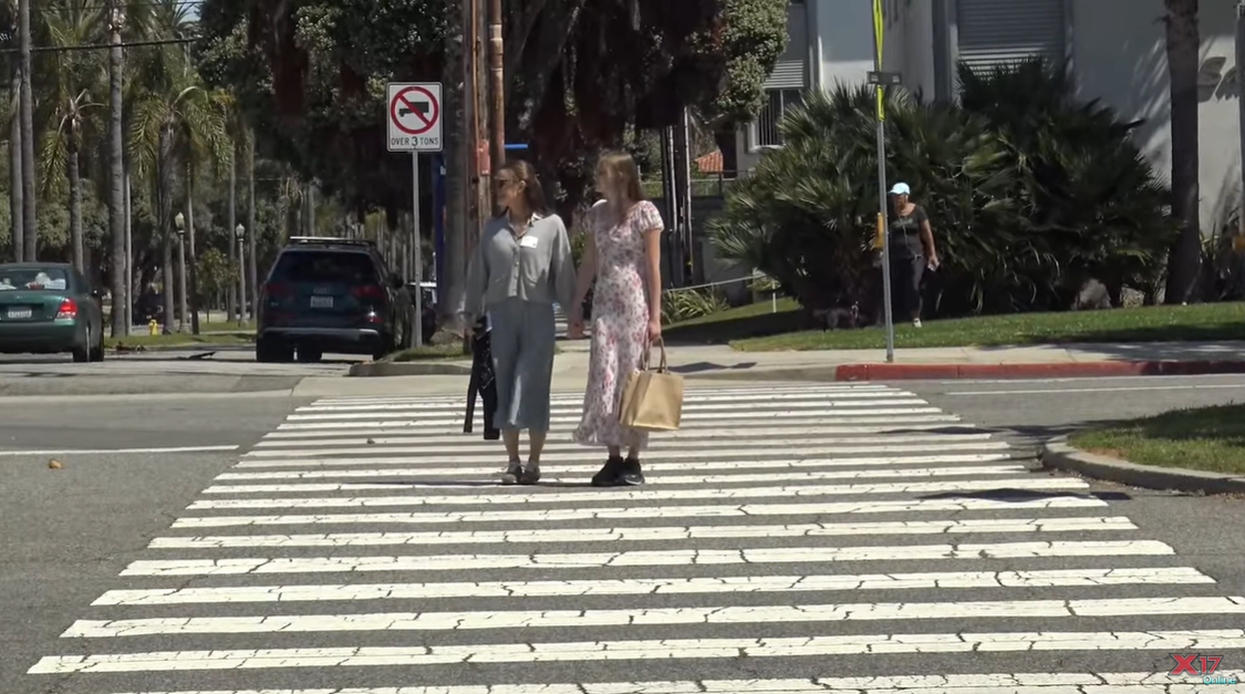 Jennifer Garner and Violet Affleck crossing a street in Santa Monica, California, as seen on a video shared on May 6, 2024 | Source: YouTube/x17online