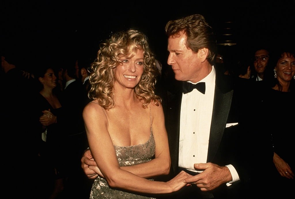NEW YORK, NY - VERS 1989 : Farrah Fawcett et Ryan O'Neal assistent à la première de "Chances Are" vers 1989 à New York. | Photo : Getty Images