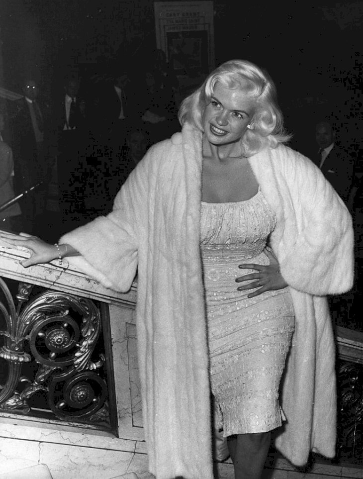 American actress Jayne Mansfield at the Empire Cinema on September 18, 1959 in Leicester Square  | Photo: Getty Images
