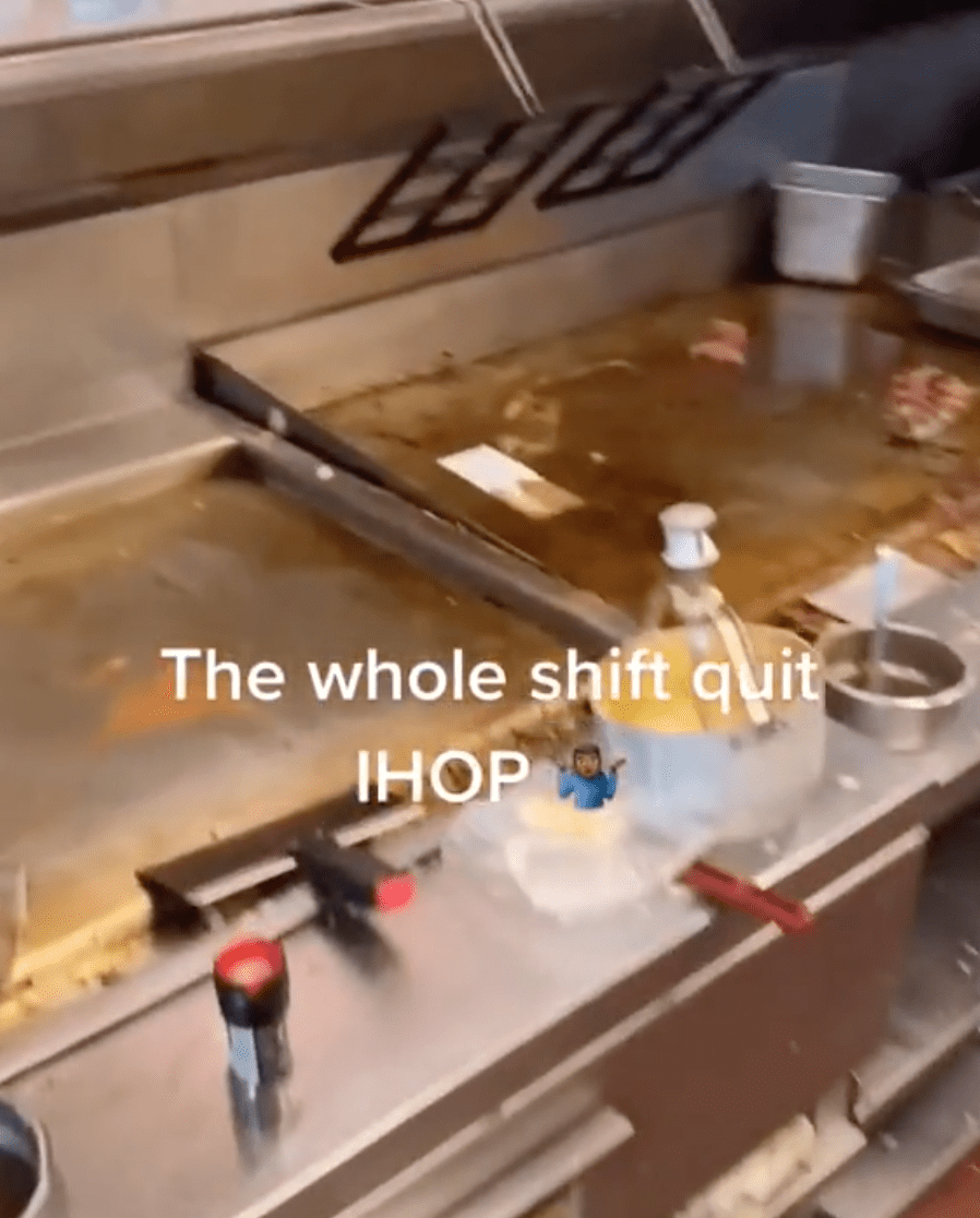 A TikToker walks through an IHOP kitchen and shows viewers that all of the workers have left | Photo: TikTok/dj20grand