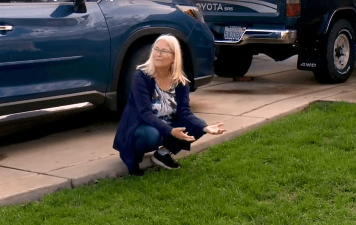 Kristy, la madre de Emily, hablando en el jardín de la casa de su hija. | Foto: YouTube/KCRA News