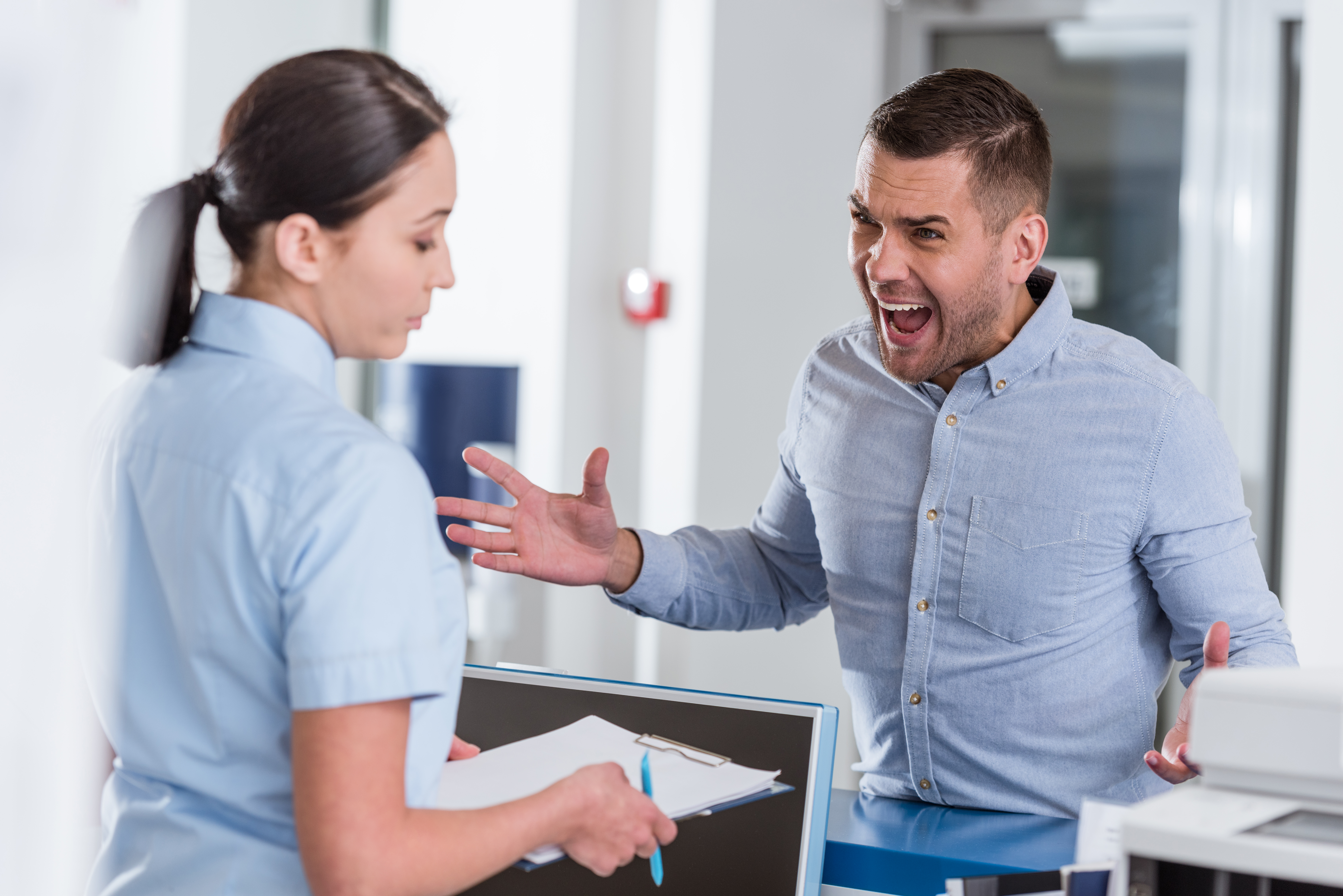 A man screaming at a woman | Source: Shutterstock