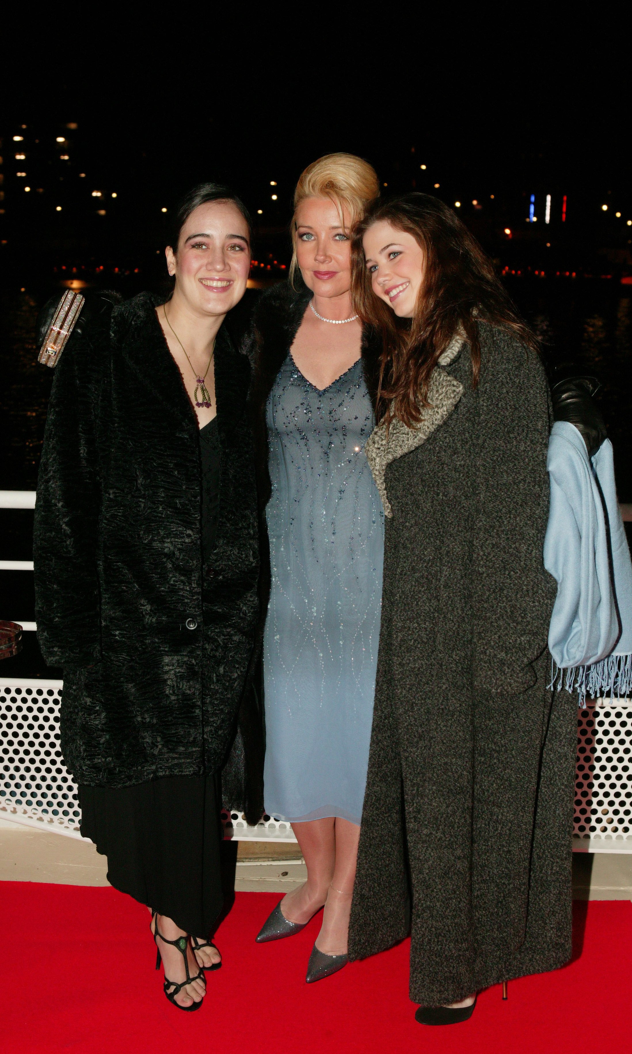 Actress, Melody Thomas Scott  and daughters Alexandra and Elizabeth, gather for a photocall in the capital in February 2004 | Source: Getty Images
