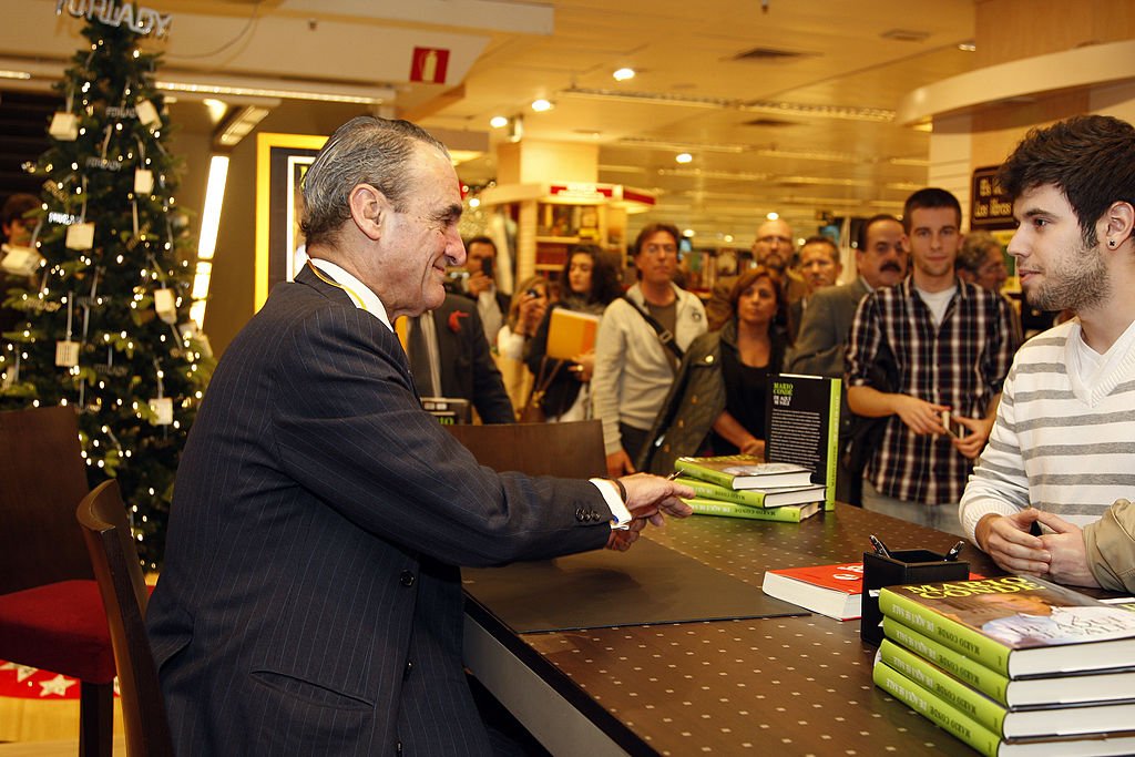 Mario Conde saluda a un fan mientras le firma un autógrafo.| Fuente: Getty Images Mario Conde saluda a un fan mientras le firma un autógrafo.| Fuente: Getty Images