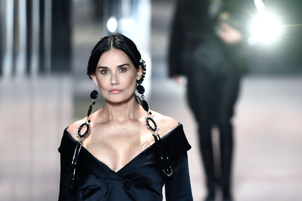 L'actrice américaine Demi Moore présente une création du créateur britannique Kim Jones pour la collection Fendi printemps-été 2021 lors de la Paris Haute Couture Fashion Week, à Paris, le 27 janvier 2021. | Photo : Getty Images