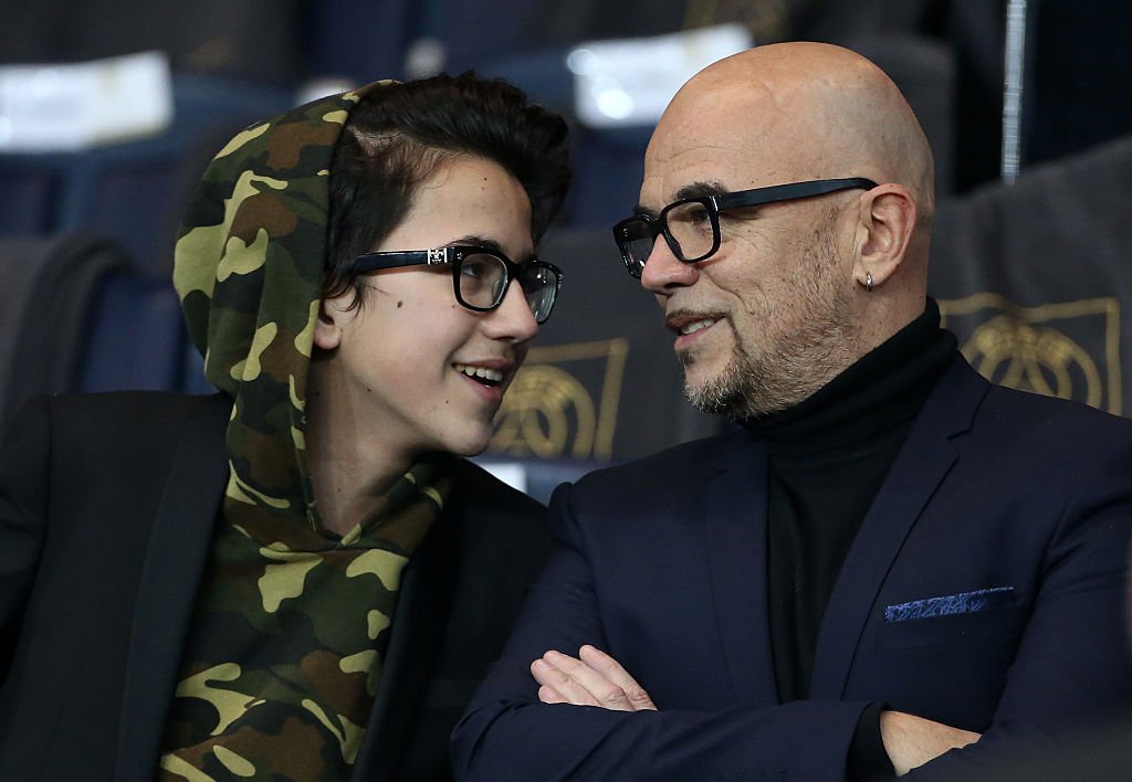 Pascal Obispo et son fils Sean Obispo assistent au huitième de finale de la Ligue des champions de l'UEFA entre le Paris Saint-Germain (PSG) et le Chelsea FC. | Photo : Getty Images