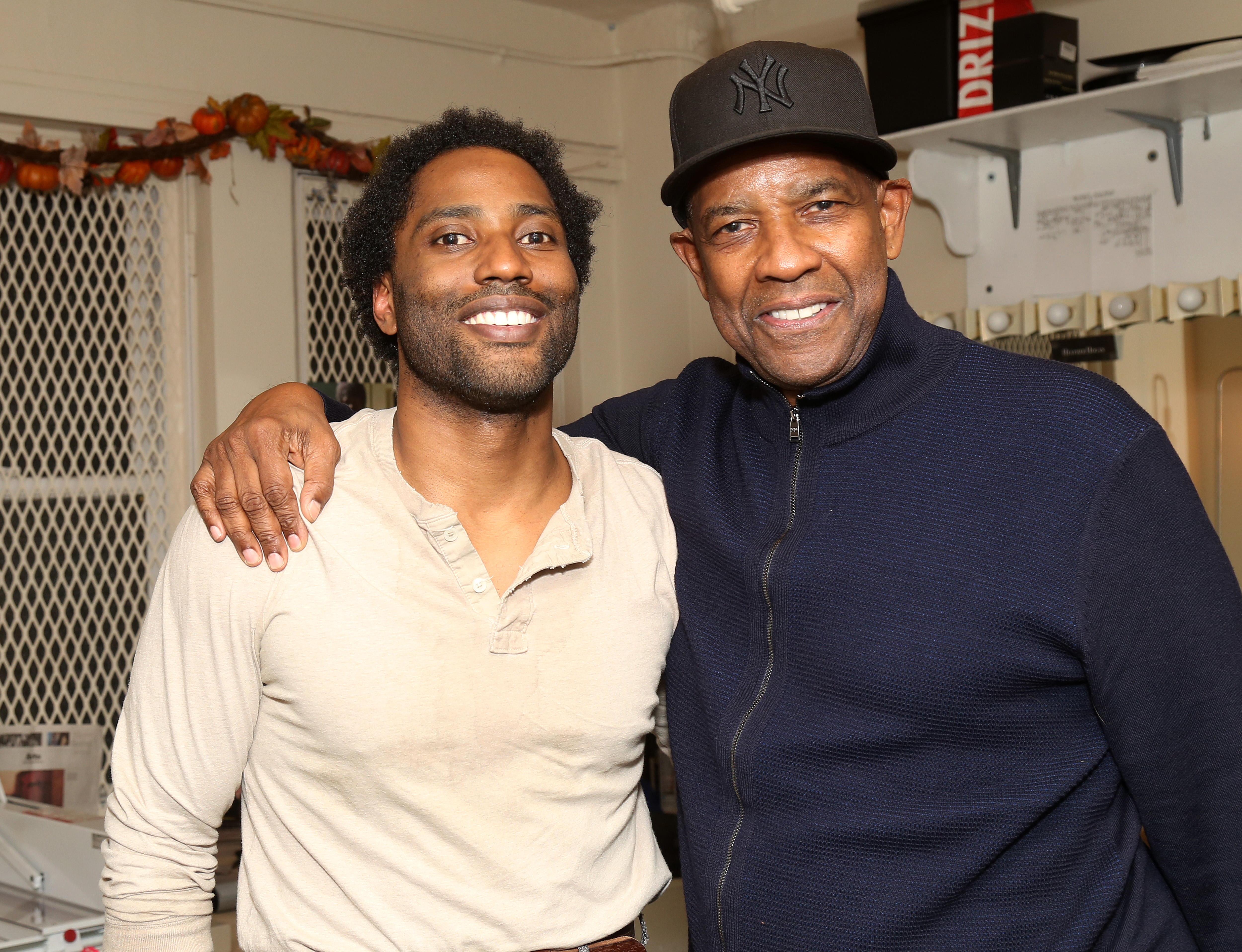 John David Washington and father Denzel Washington pose backstage at the play "The Piano Lesson" on Broadway at The Barrymore Theater on November 18, 2022 in New York City. | Source: Getty Images