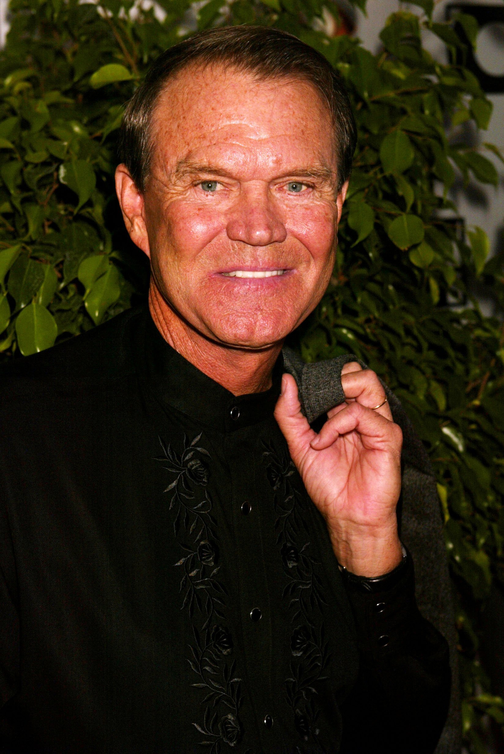 Glen Campbell at the CMT Flameworthy Video Music Awards   December 2002 | Photo: GettyImages