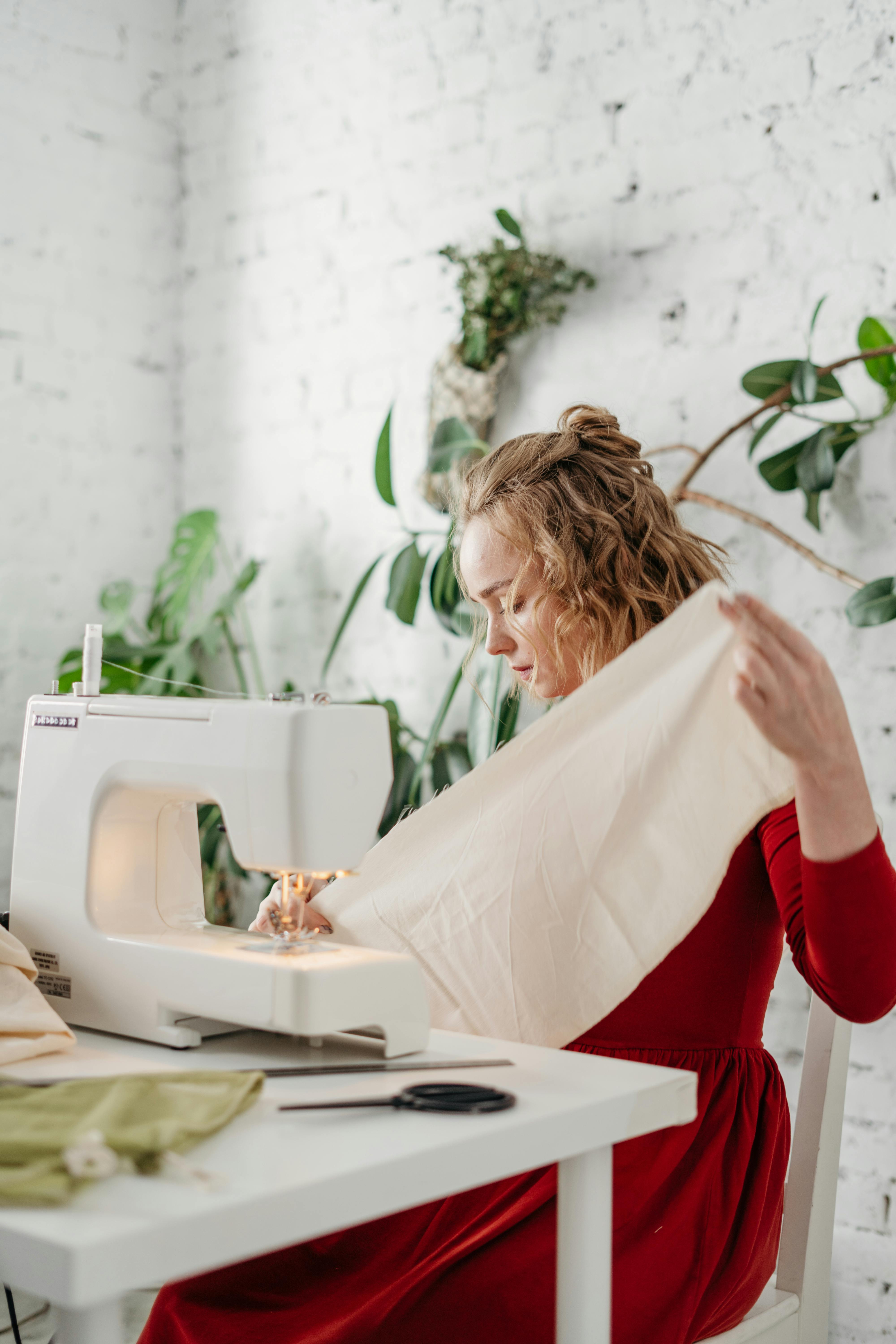 A woman sewing | Source: Pexels