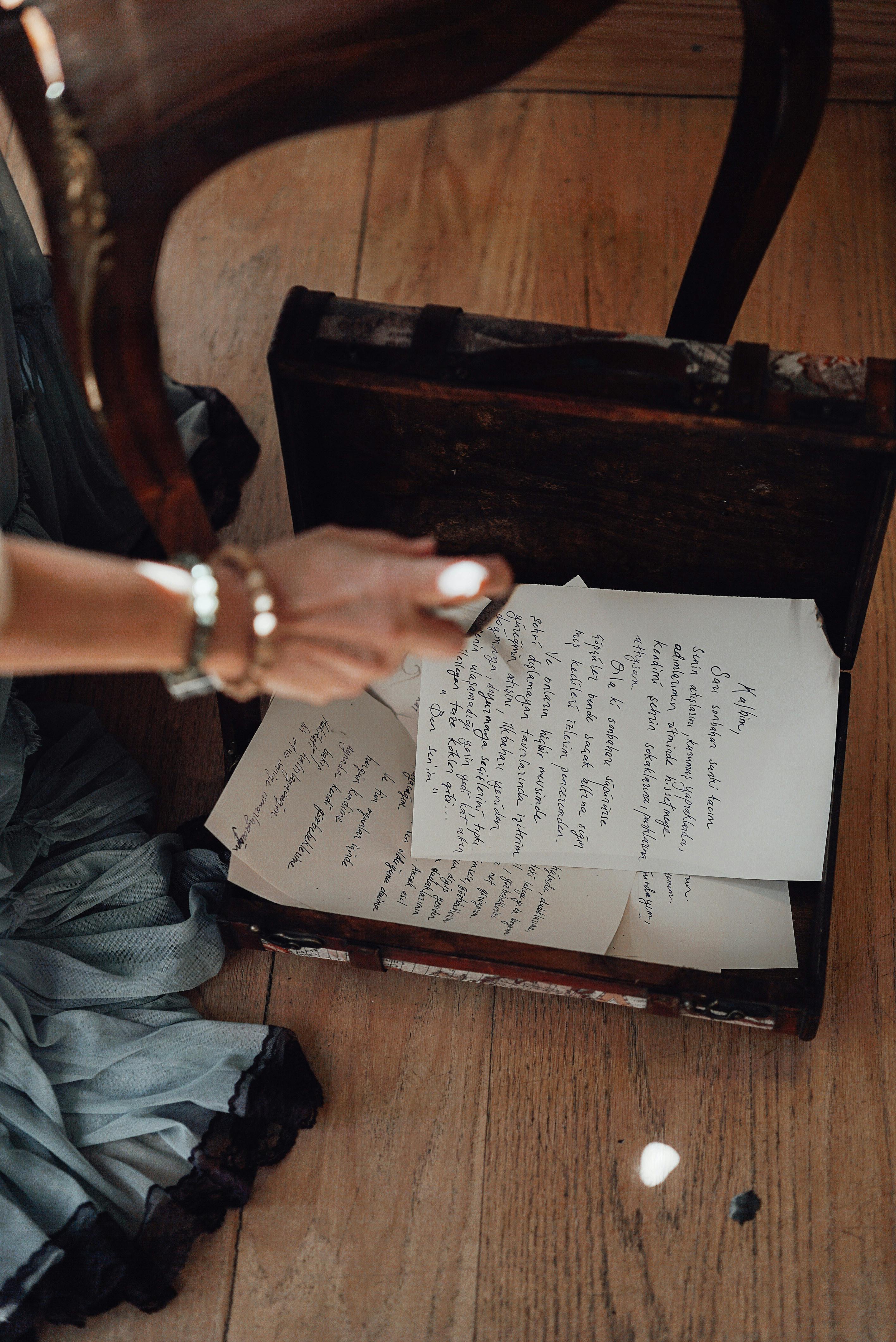 Letter in a box | Source: Pexels