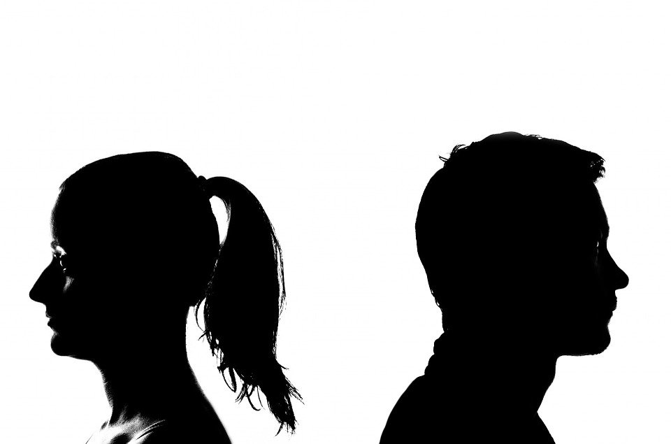 Un couple en colère qui tourne leur dos. | Photo : Pixabay Un couple en colère qui tourne leur dos. | Photo : Pixabay