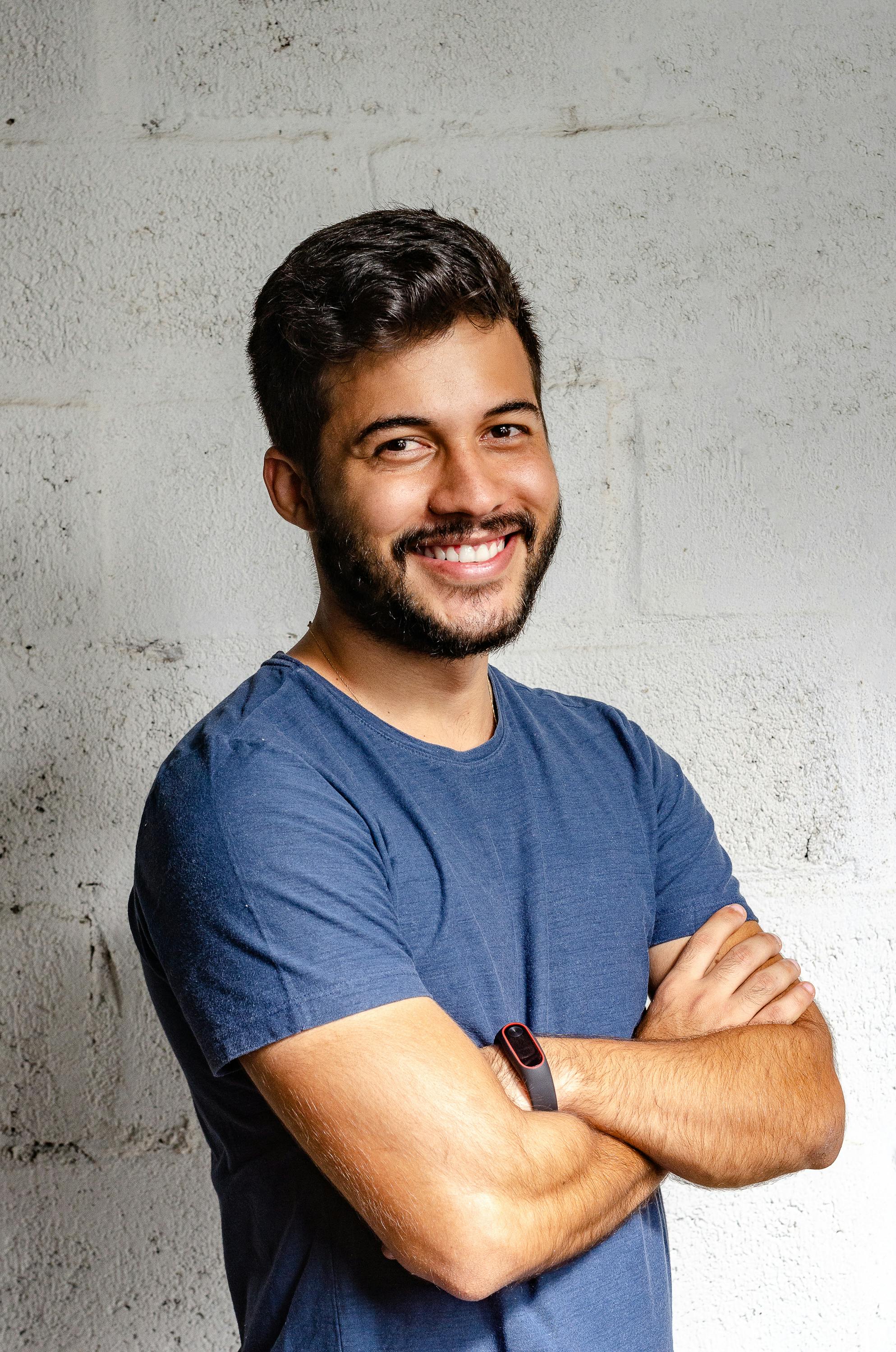 A happy man smiling with his arms folded below his chest | Source: Pexels