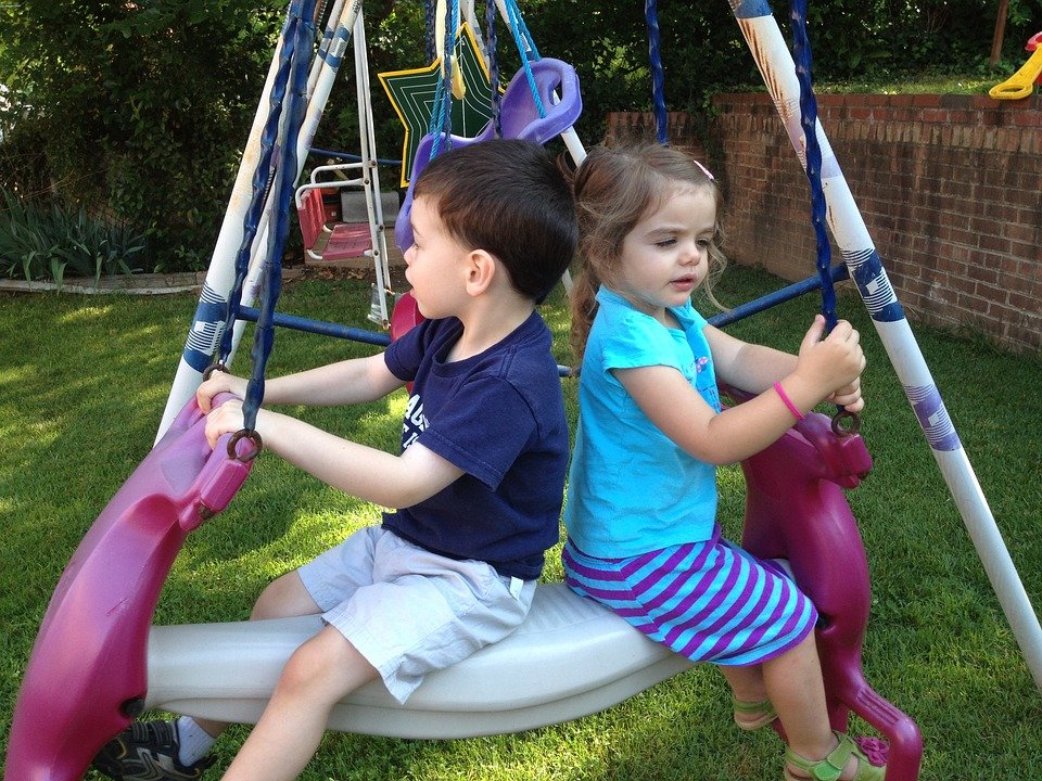 Deux enfants jouant à la balançoire. | Photo : Pixabay