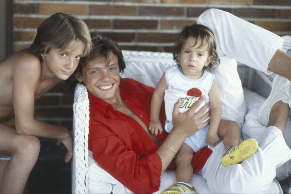 Luis Miguel con sus hermanos Alejandro y Sergio, en una foto tomada en Italia en 1985. | Foto: Getty Images