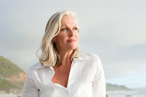 Une femme âgée sur la plage. | Photo : Getty Images Une femme âgée sur la plage. | Photo : Getty Images