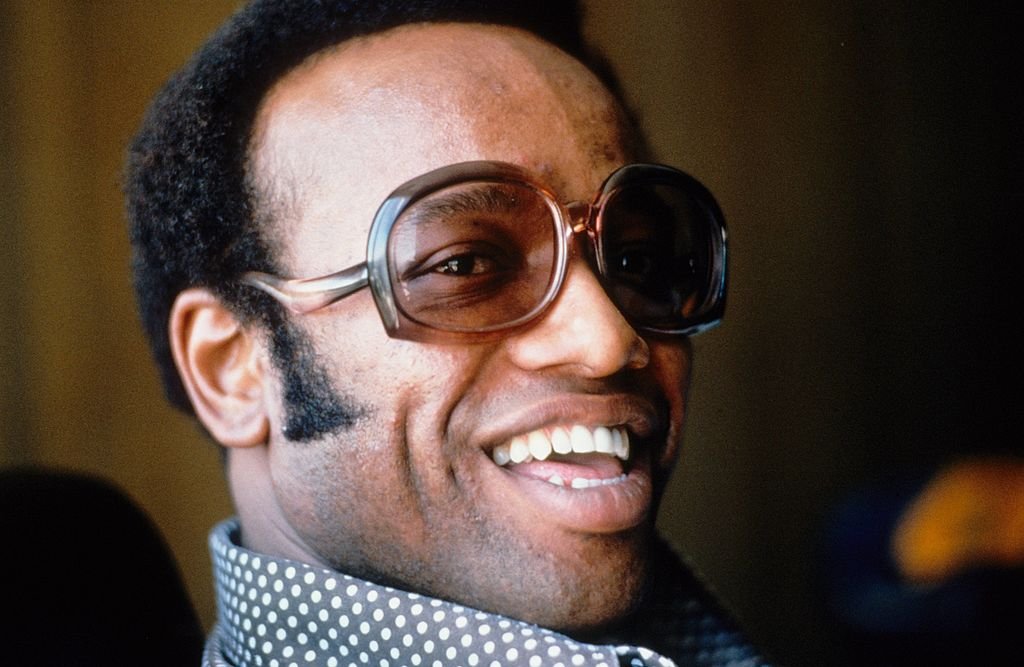 Bobby Womack poses for a portarit at home in 1974 in Los Angeles, United States. | Photo: Getty Images